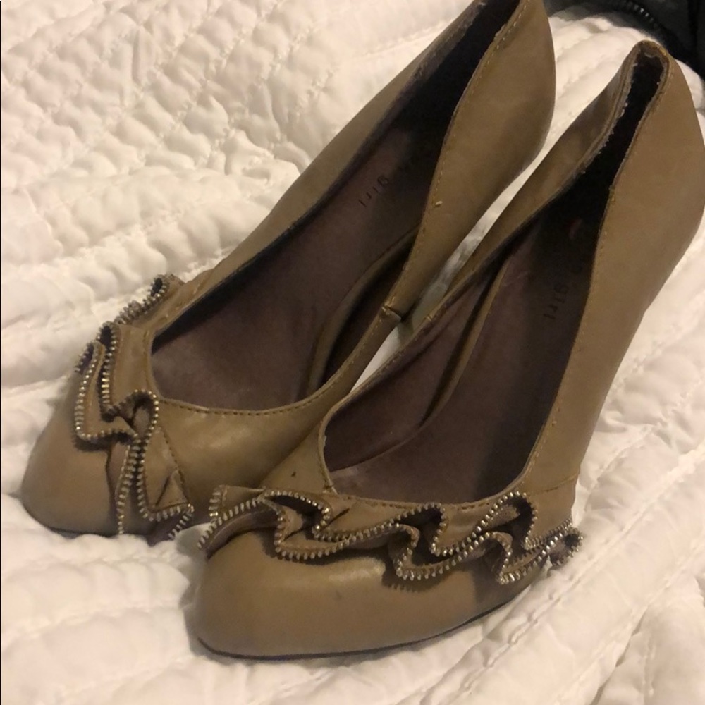 Closed toe heels with zipper accent